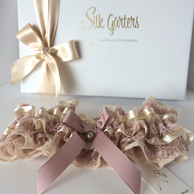 Vintage 1950/'s style Wedding Garter in a Champagne Nude /& Dusty Pink Lace Ruffle pearl bow Boho Garter Costume Fancy Dress