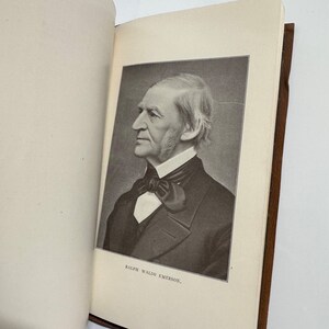 K&ouml;nnte beinhalten: Ein Schwarzwei&szlig;portr&auml;t von Ralph Waldo Emerson, einem amerikanischen Essayisten, Dichter und Philosophen. Das Bild zeigt Emerson im Profil, der nach links schaut, mit einer Fliege und einem dunklen Anzug.
