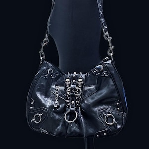 Bolso de hombro gótico, bolso punk rock, bolso con pinchos, bolso con calavera, bolso bandolera, bolso de piel sintética.