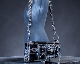 Bolso de hombro gótico, bolso punk rock, bolso con pinchos, bolso con calavera, bolso bandolera, bolso de piel sintética.