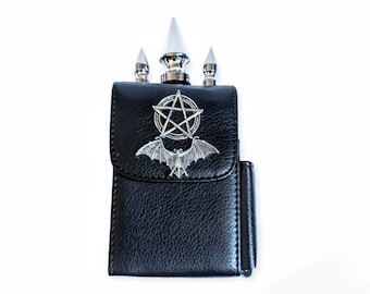 Könnte beinhalten: Ein schwarzes Leder-Zigarettenetui mit einem silbernen Pentagramm und einem Fledermaus-Motiv. Das Etui hat drei silberne Spitzen oben.