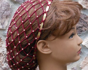 Haarnetje in bordeauxrode renaissancestijl, 5-10 cm onder de schouders, met Tsjechische metalen antiek gouden kralen en gouden elastiek.