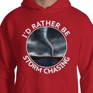 Könnte beinhalten: Roter Kapuzenpullover mit einem weißen Kreis-Motiv, das einen Tornado und den Text "I'd Rather Be Storm Chasing" zeigt.