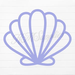 Puede incluir: Un contorno de concha de color lila claro sobre un fondo blanco. El diseño de la concha es una ilustración sencilla y estilizada con líneas curvas. El fondo está compuesto por tablas blancas horizontales.