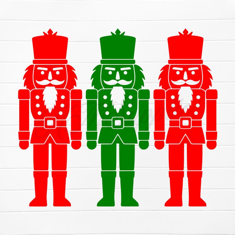 Op de afbeelding: Drie gestileerde notenkrakerfiguren in rood en groen. Elke figuur heeft een hoed, snor en baard. De figuren dragen een uniform met een riem en laarzen. De achtergrond is een witte houtnerf.