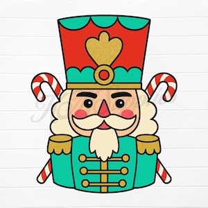 Puede incluir: Ilustración de dibujos animados de un soldado cascanueces con uniforme rojo y verde, detalles dorados y barba blanca. El cascanueces sostiene bastones de caramelo y tiene una expresión severa. El diseño es festivo y adecuado para Navidad.