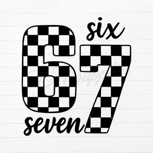 Puede incluir: Gráfico a cuadros en blanco y negro con el número 67, la palabra "six" arriba y "seven" abajo. El diseño está sobre un fondo blanco con textura de vetas de madera.