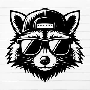 Puede incluir: Ilustración en blanco y negro de un mapache con gafas de sol y una gorra de béisbol. El mapache tiene una expresión amigable y mira directamente al espectador.