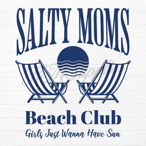 以下が含まれることがあります： 青い波と太陽のイラスト、ビーチチェア2つ、そして「Salty Moms Beach Club Girls Just Wanna Have Sun」というテキストが書かれた青と白のグラフィックデザインです。