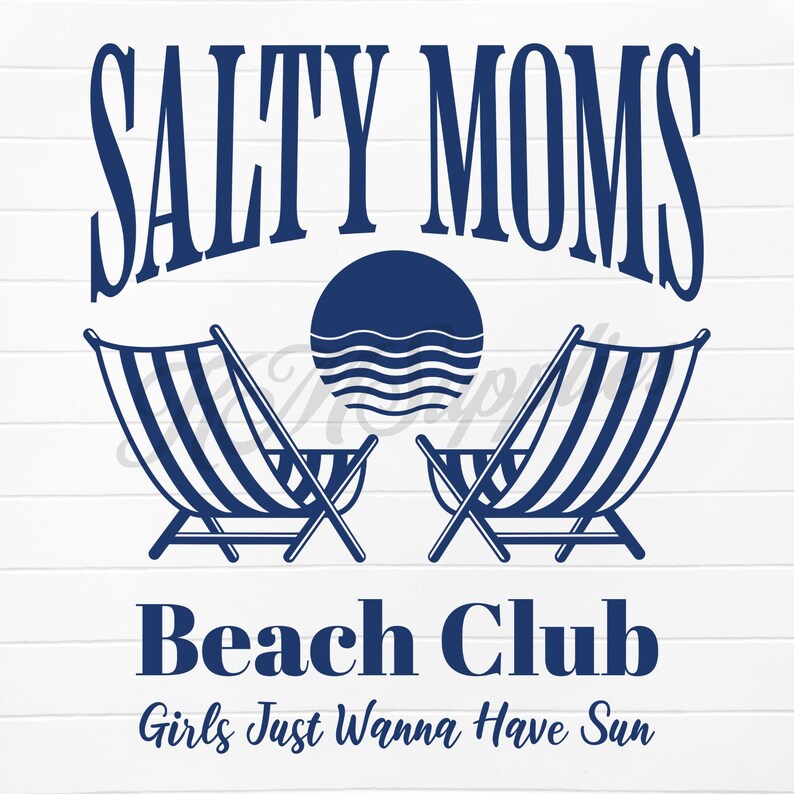 以下が含まれることがあります： 青い波と太陽のイラスト、ビーチチェア2つ、そして「Salty Moms Beach Club Girls Just Wanna Have Sun」というテキストが書かれた青と白のグラフィックデザインです。