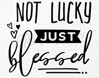 Może przedstawiać: Projekt typograficzny w czerni i bieli z tekstem "Not Lucky Just Blessed" z trzema małymi sercami nad tekstem.