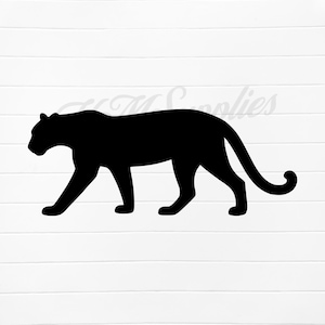 Puede incluir: Silueta negra de una pantera caminando hacia la izquierda. La imagen muestra un perfil lateral del felino, con la cola enroscada. El fondo es blanco con líneas horizontales.