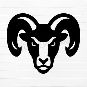 Può includere: Grafica in bianco e nero di una testa di ariete. L'ariete ha grandi corna ricurve e un'espressione intensa. L'immagine è un design semplice e audace, adatto a varie applicazioni, come loghi o decalcomanie.