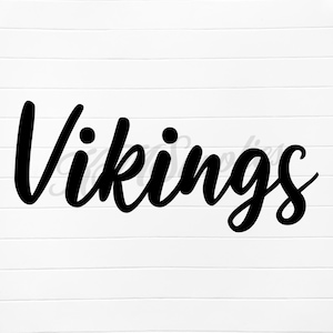 Può includere: Testo nero in corsivo che dice "Vikings" su uno sfondo bianco a doghe orizzontali. La parola è scritta in un carattere grassetto e fluido, con le lettere collegate. Lo sfondo ha un'estetica pulita e moderna.