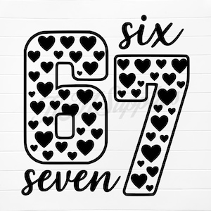 Puede incluir: Diseño gráfico negro de los números 67, llenos de corazones negros. La palabra "six" está encima del número 6, y la palabra "seven" está debajo del número 7. El diseño está sobre un fondo blanco.