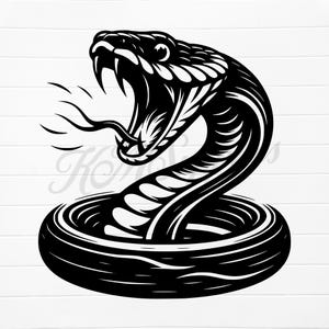 Puede incluir: Ilustración en blanco y negro de una serpiente con la boca abierta, colmillos a la vista y lengua extendida. La serpiente está enroscada, con la cabeza levantada, sobre un fondo blanco.