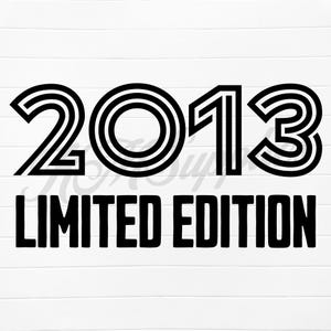 Puede incluir: Diseño gráfico en blanco y negro con el año 2013 en una fuente en negrita y estilizada. El texto "EDICIÓN LIMITADA" está debajo del año.