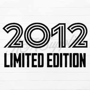 Pode incluir: Design gráfico preto e branco com o ano de 2012 em uma fonte em negrito e estilizada e o texto "EDIÇÃO LIMITADA" abaixo.