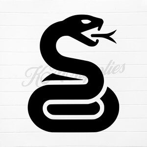 Puede incluir: Silueta en blanco y negro de una serpiente enroscada con la boca abierta y los colmillos visibles. La serpiente está en posición defensiva, con la cabeza levantada y el cuerpo enroscado.