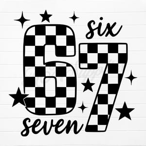 K&ouml;nnte beinhalten: Schwarz-wei&szlig; kariertes Design mit den Zahlen sechs und sieben, zusammen mit den W&ouml;rtern "six" und "seven" in Schreibschrift. Schwarze Sterne umgeben die Zahlen, passend f&uuml;r ein Geburtstags- oder Rennsport-Thema.