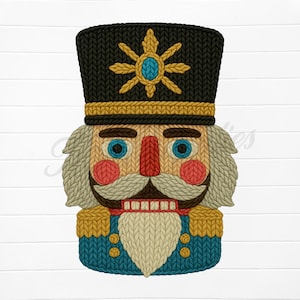 Puede incluir: Una figura de cascanueces tejida con un sombrero negro adornado con una estrella dorada y una gema azul. La figura tiene una cara beige, ojos azules, una nariz roja y un bigote y barba blancos. El uniforme es azul y dorado.