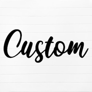 Peut inclure: Texte en cursive noir et blanc qui dit "Custom" sur un fond blanc.