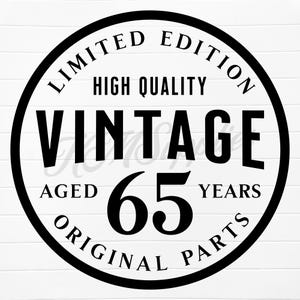 Op de afbeelding: Zwart-wit cirkelvormig ontwerp met de tekst "Limited Edition High Quality Vintage Aged 65 Years Original Parts".