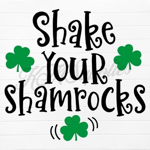 Puede incluir: Texto en blanco y negro que dice "Shake Your Shamrocks" con cuatro imágenes de tréboles verdes que rodean el texto.