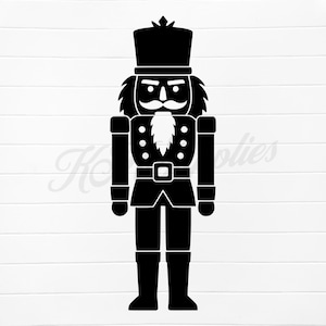 Könnte beinhalten: Schwarz-weiße Silhouette eines Nussknacker-Soldaten. Der Nussknacker trägt einen hohen Hut, eine Jacke mit Knöpfen und Stiefel. Der Hintergrund ist eine weiße Holzmaserung.