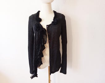 Knäppt kofta med volanger, tröja, jumper, damkläder, shabby chic, boho, unik, återvunna kläder, antracit, stickade blommor