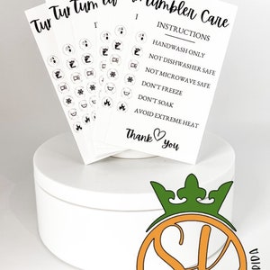 Pu&ograve; includere: Un set di cinque carte bianche con icone e testo neri. Le carte contengono istruzioni per la cura del bicchiere, tra cui lavare solo a mano, non adatto alla lavastoviglie, non adatto al microonde, non congelare, non immergere e evitare il calore estremo. Le carte contengono anche il testo "Tur lur tum ty Tun Tumbler Care" e "Grazie".
