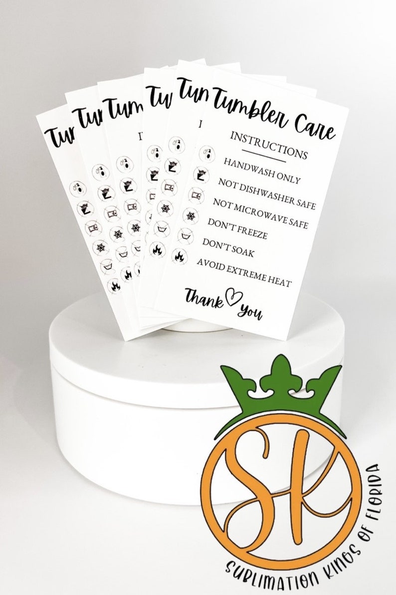 Pu&ograve; includere: Un set di cinque carte bianche con icone e testo neri. Le carte contengono istruzioni per la cura del bicchiere, tra cui lavare solo a mano, non adatto alla lavastoviglie, non adatto al microonde, non congelare, non immergere e evitare il calore estremo. Le carte contengono anche il testo "Tur lur tum ty Tun Tumbler Care" e "Grazie".