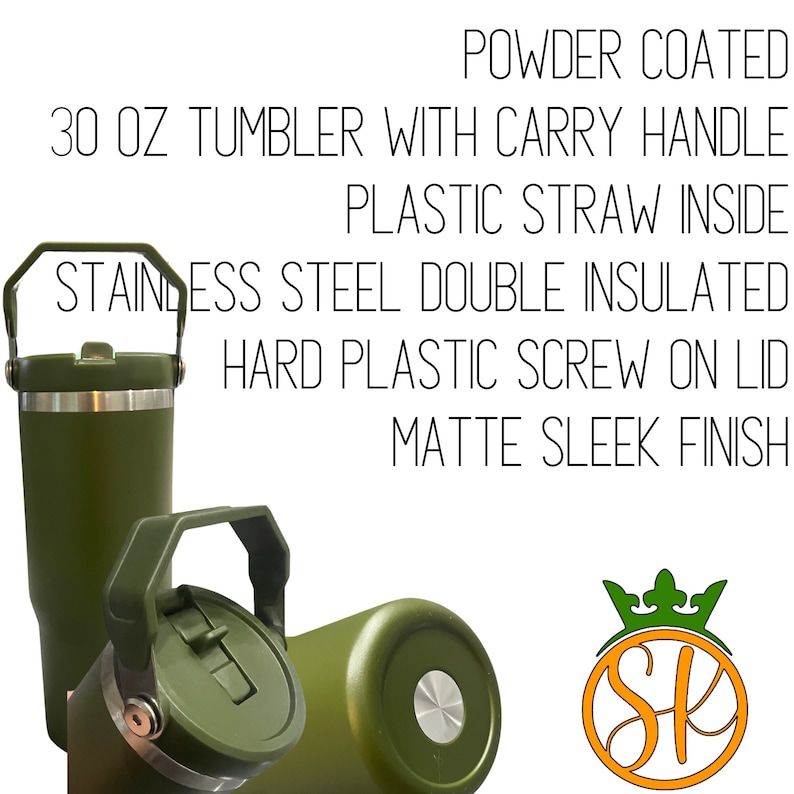 Pu&ograve; includere: Un bicchiere verde oliva da 887 ml con manico, cannuccia di plastica e coperchio a vite in plastica dura. Il bicchiere &egrave; in acciaio inossidabile a doppio isolamento con finitura opaca ed elegante. Il testo sull'immagine dice "POWDER COATED".