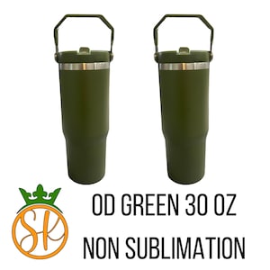 Pu&ograve; includere: Due bicchieri verde oliva da 887 ml con manici e coperchi. I bicchieri hanno una forma cilindrica e una finitura opaca. Il testo "OD GREEN 30 OZ NON SUBLIMATION" &egrave; stampato in nero.