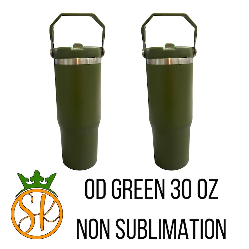 Pu&ograve; includere: Due bicchieri verde oliva da 887 ml con manici e coperchi. I bicchieri hanno una forma cilindrica e una finitura opaca. Il testo "OD GREEN 30 OZ NON SUBLIMATION" &egrave; stampato in nero.