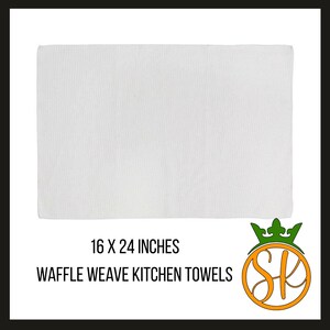 Puede incluir: Toalla de cocina blanca con tejido de gofre, de 40,6 x 61 cm. La toalla tiene una superficie texturizada y es rectangular. El texto "WAFFLE WEAVE KITCHEN TOWELS" est&aacute; impreso debajo.