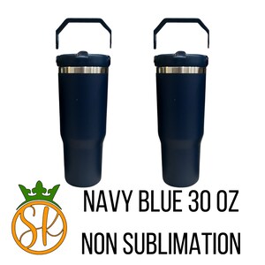 Pu&ograve; includere: Due bicchieri blu navy da 887 ml con manici neri. I bicchieri hanno una fascia in acciaio inossidabile vicino alla parte superiore e un coperchio nero. Il testo "NAVY BLUE 30 OZ NON SUBLIMATION" &egrave; visualizzato sotto.
