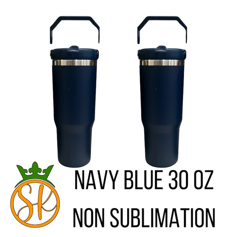 Pu&ograve; includere: Due bicchieri blu navy da 887 ml con manici neri. I bicchieri hanno una fascia in acciaio inossidabile vicino alla parte superiore e un coperchio nero. Il testo "NAVY BLUE 30 OZ NON SUBLIMATION" &egrave; visualizzato sotto.