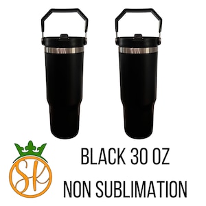 Pu&ograve; includere: Due bicchieri neri da 887 ml con manici e coperchi. I bicchieri hanno una fascia in acciaio inossidabile vicino alla parte superiore. Il testo "BLACK 30 OZ NON SUBLIMATION" &egrave; sotto.