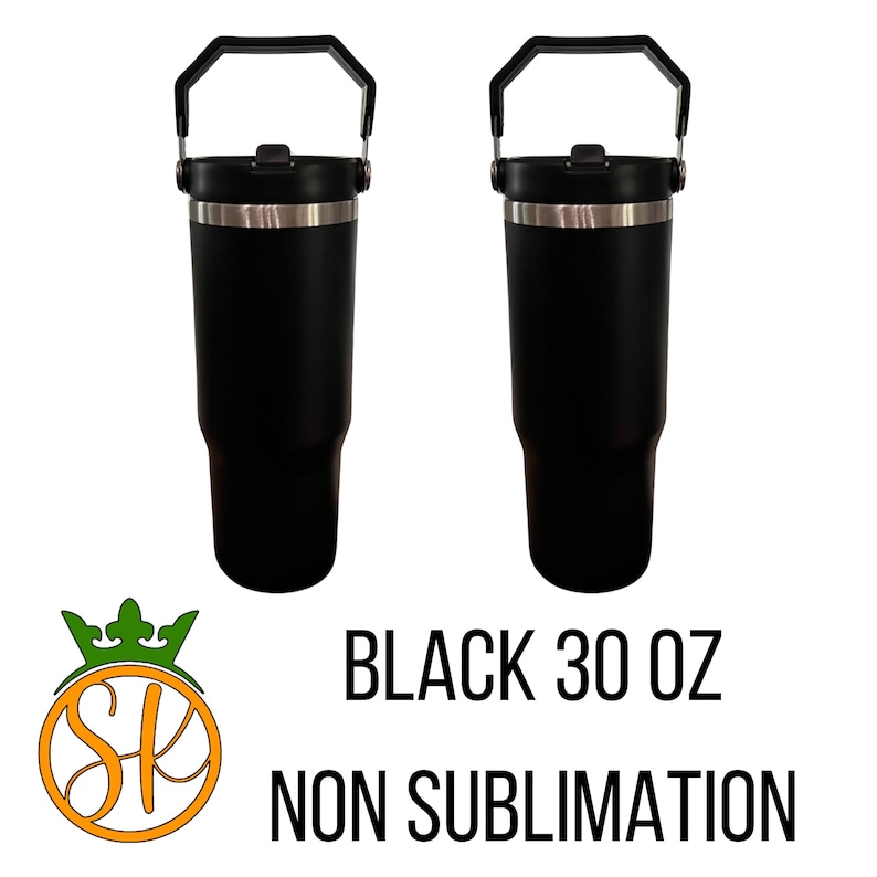 Pu&ograve; includere: Due bicchieri neri da 887 ml con manici e coperchi. I bicchieri hanno una fascia in acciaio inossidabile vicino alla parte superiore. Il testo "BLACK 30 OZ NON SUBLIMATION" &egrave; sotto.