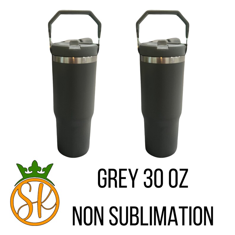 Pu&ograve; includere: Due bicchieri grigi da 887 ml con manici. Ogni bicchiere ha un corpo grigio scuro, una fascia argentata e un coperchio grigio con chiusura scorrevole. I bicchieri sono progettati per la non sublimazione. L'immagine include anche un logo con testo.