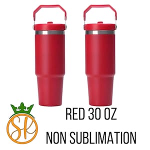 Pu&ograve; includere: Due bicchieri rossi da 887 ml con manici e coperchi. I bicchieri sono cilindrici con una base affusolata e una fascia in acciaio inossidabile. Il testo "RED 30 OZ NON SUBLIMATION" &egrave; sotto.