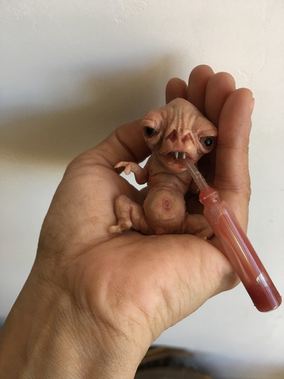 プラチナシリコンで手彫りされたエイリアンの赤ちゃんの胎児