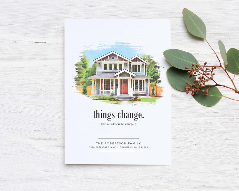 以下が含まれることがあります： 赤いドアのある2階建ての家の水彩画。画像の下に「things change. (like our address, for example)」というテキストがあります。カードの下部に「THE ROBERTSON FAMILY 1896 POPPYTREE LANE | COLUMBUS, OHIO 43205」というテキストがあります。