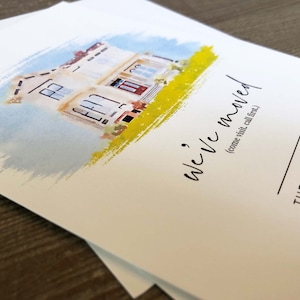 以下が含まれることがあります： 「We've moved (come visit, call first.)」というテキストと、「THE BROCKTON FAMILY 123 MAIN STREET | DAVIDSON」というテキストが書かれた家の水彩画イラスト