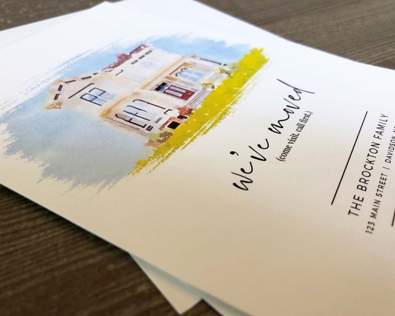 以下が含まれることがあります： 「We've moved (come visit, call first.)」というテキストと、「THE BROCKTON FAMILY 123 MAIN STREET | DAVIDSON」というテキストが書かれた家の水彩画イラスト