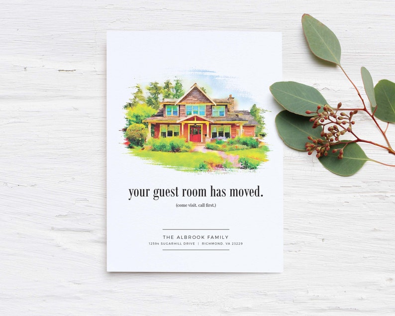 以下が含まれることがあります： 赤いドアと緑の芝生のある家の水彩画。画像の下に「your guest room has moved.」というテキストがあり、その下に「(come visit, call first)」というテキストがあります。「THE ALBROOK FAMILY」というテキストがその下にあり、その下に「12594 SUGARHILL DRIVE | RICHMOND VA 23229」というテキストがあります。
