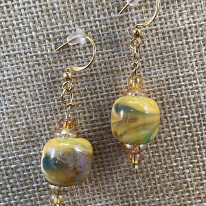 Pendientes de vidrio flameado: amarillo, morado, verde y dorado