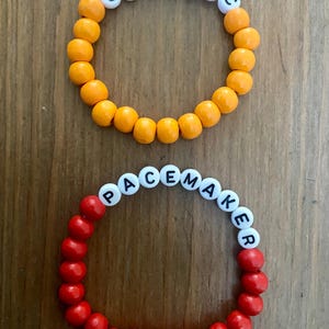 Peut inclure: Deux bracelets en perles, l'un orange et l'autre rouge, avec des perles de lettres blanches qui &eacute;pellent "CELIAC" et "PACEMAKER".