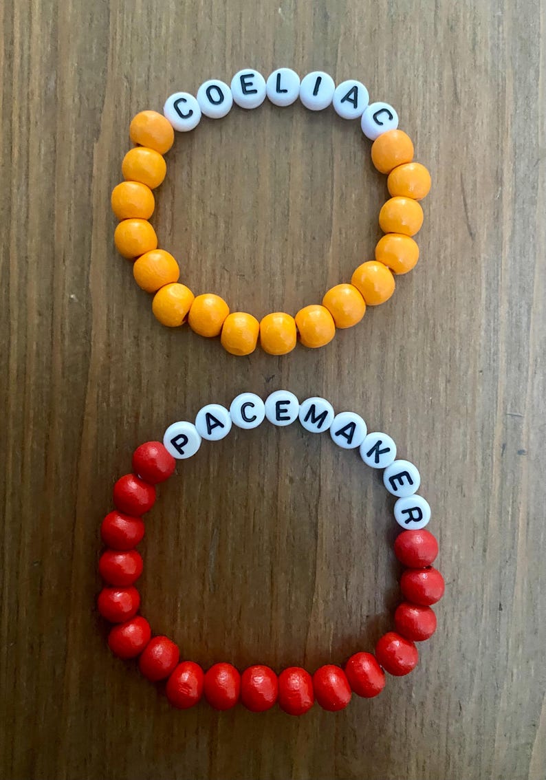 Peut inclure: Deux bracelets en perles, l'un orange et l'autre rouge, avec des perles de lettres blanches qui &eacute;pellent "CELIAC" et "PACEMAKER".